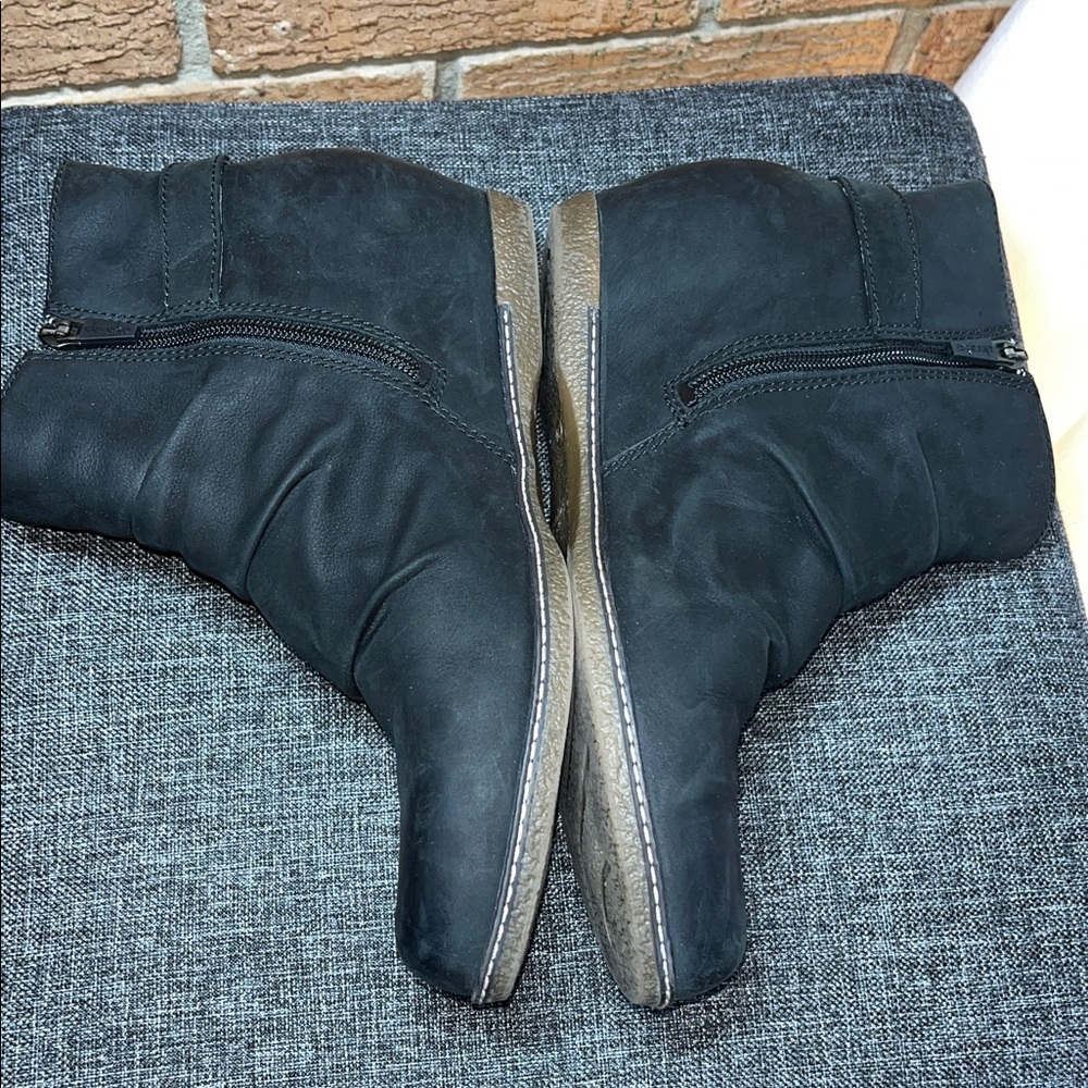 Dansko Lia Black Nubuck Ankle Boots Hidden Wedge Comfort Booties EU 39 8.5 - Picture 8 of 9